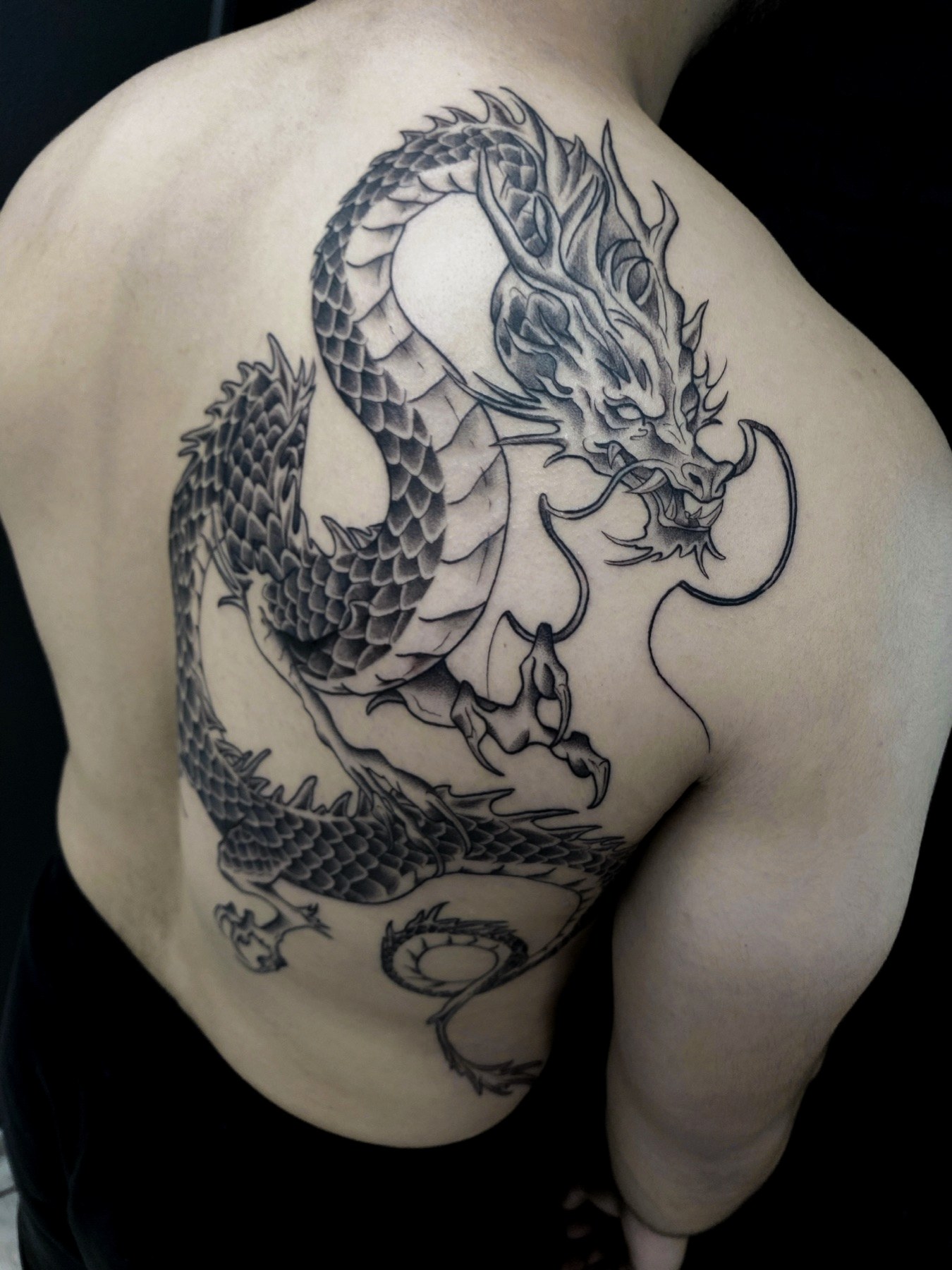 Dragon în stil japonez pe omoplat, tatuaj japonez de Andreea la Ace Tattoo București