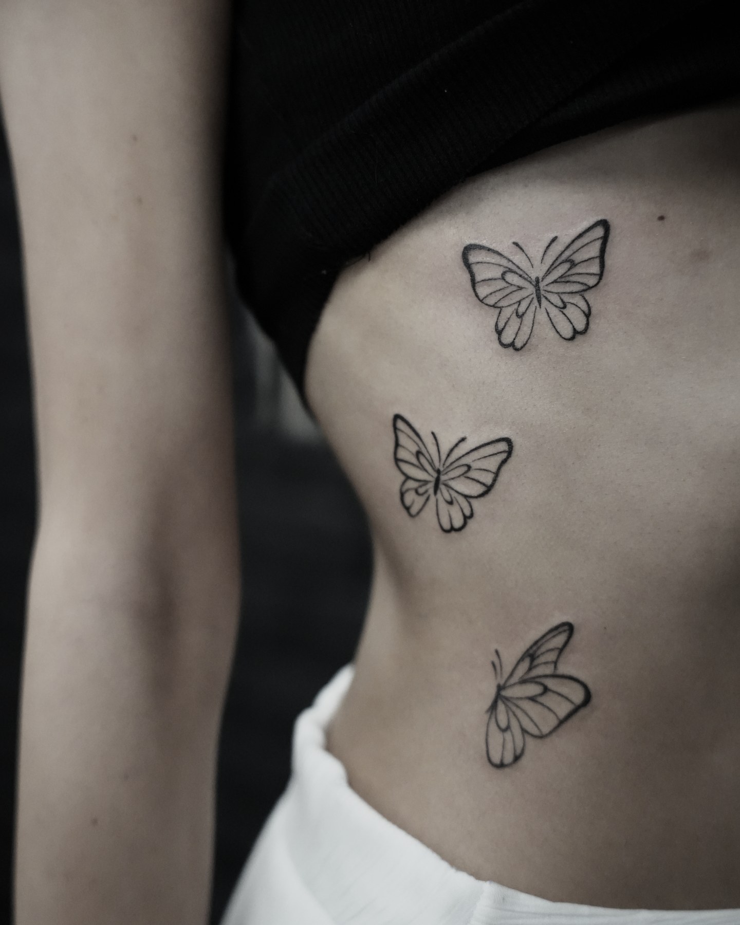 Tatuaj fine line realizat de Vlad Shulea la Ace Tattoo București