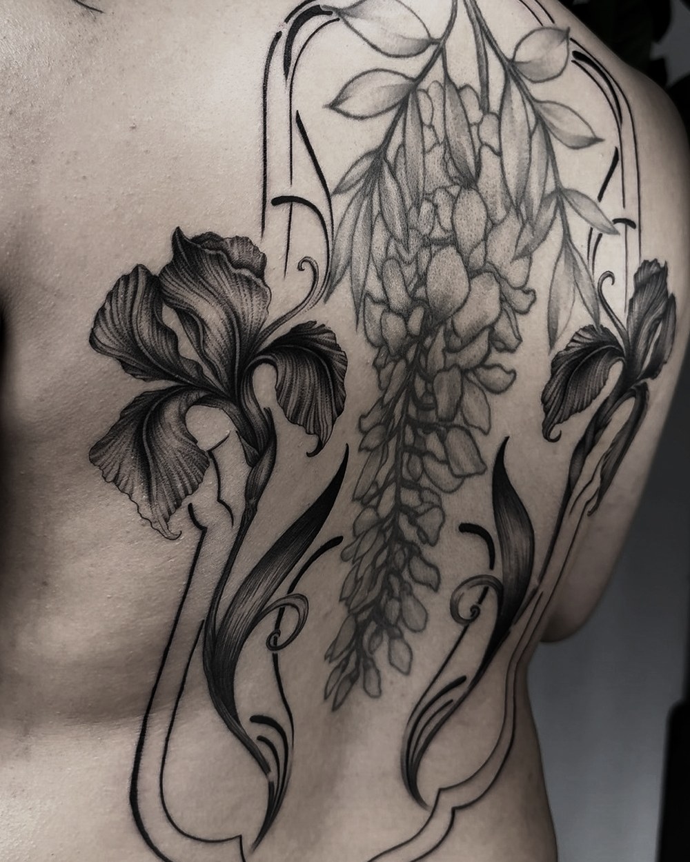 Iris și glicină în cadru ornamental, tatuaj fine line de Vlady la Ace Tattoo București
