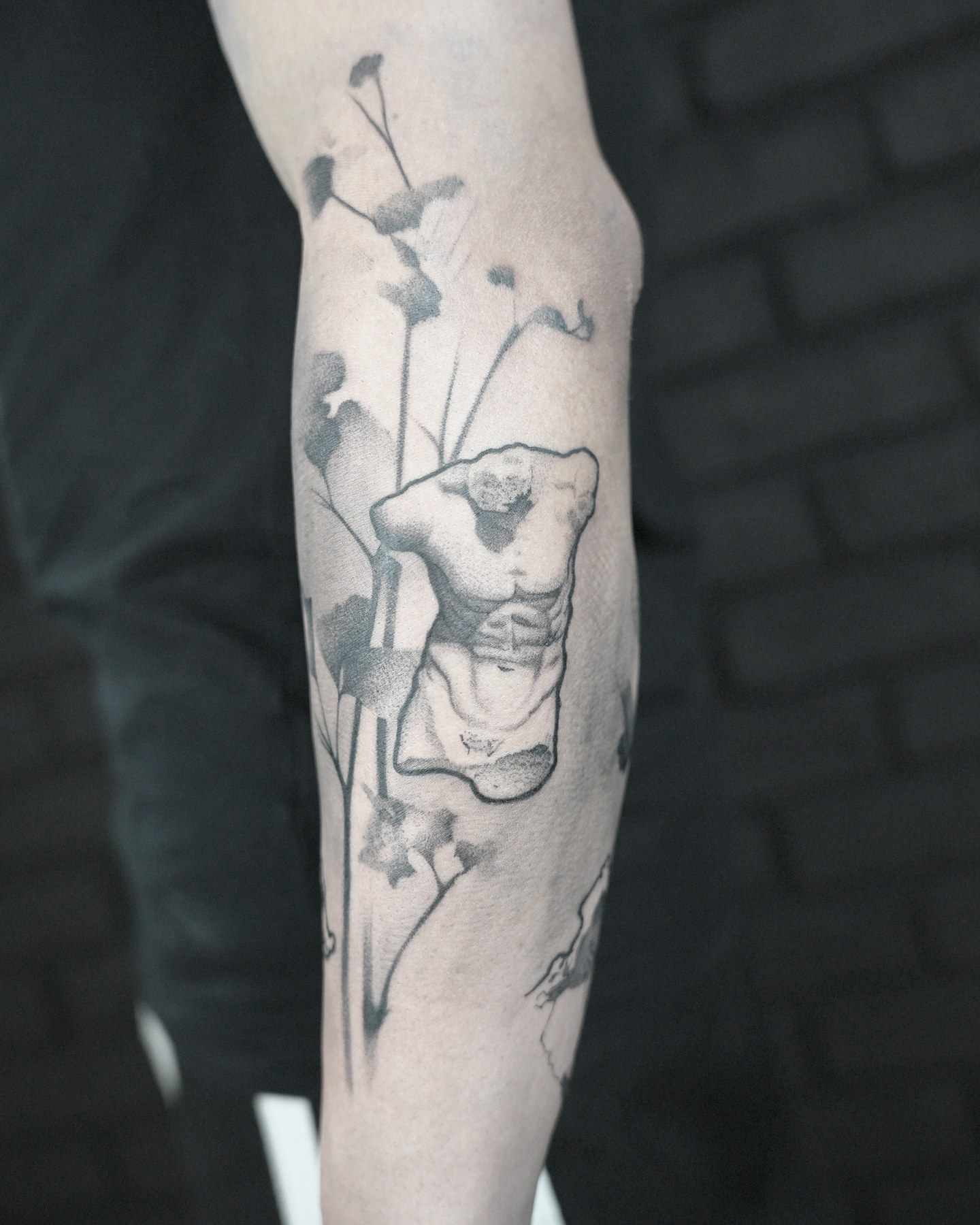 Tatuaj fine line realizat de Vlad Boiț la Ace Tattoo București