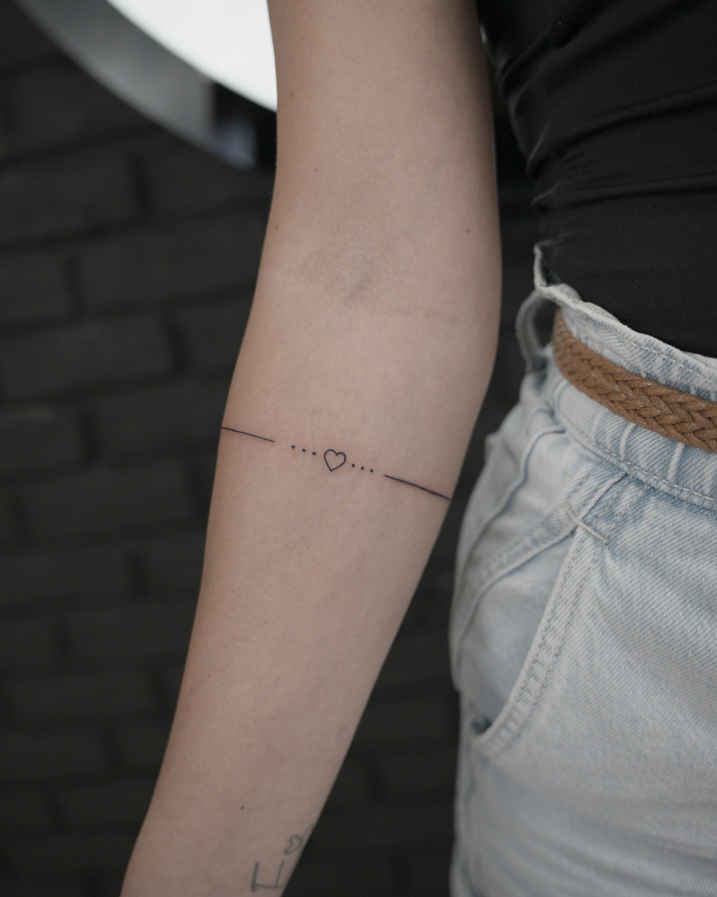 Tatuaj fine line realizat de Vlad Shulea la Ace Tattoo București