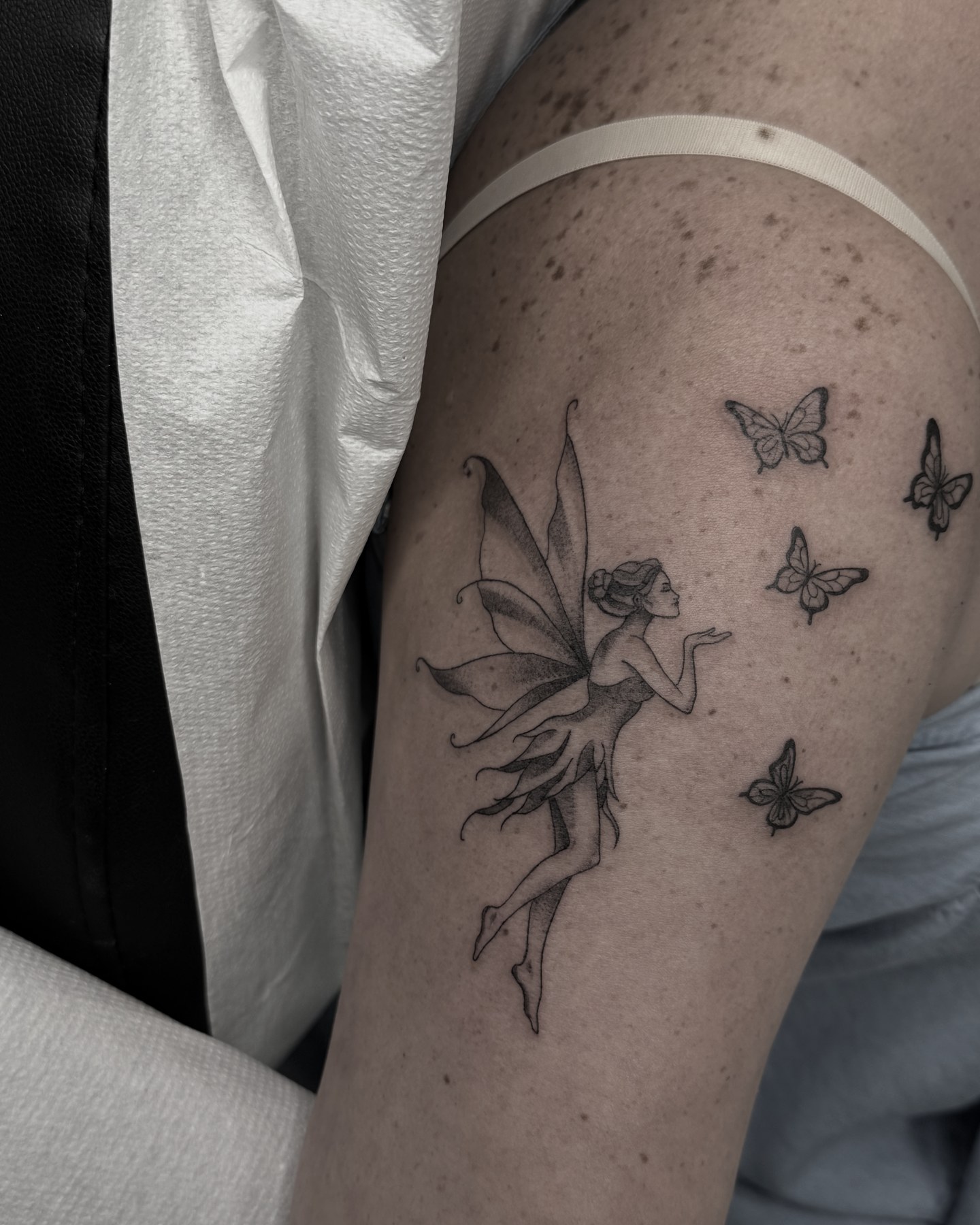 Tatuaj fine line realizat de Andreea la Ace Tattoo București