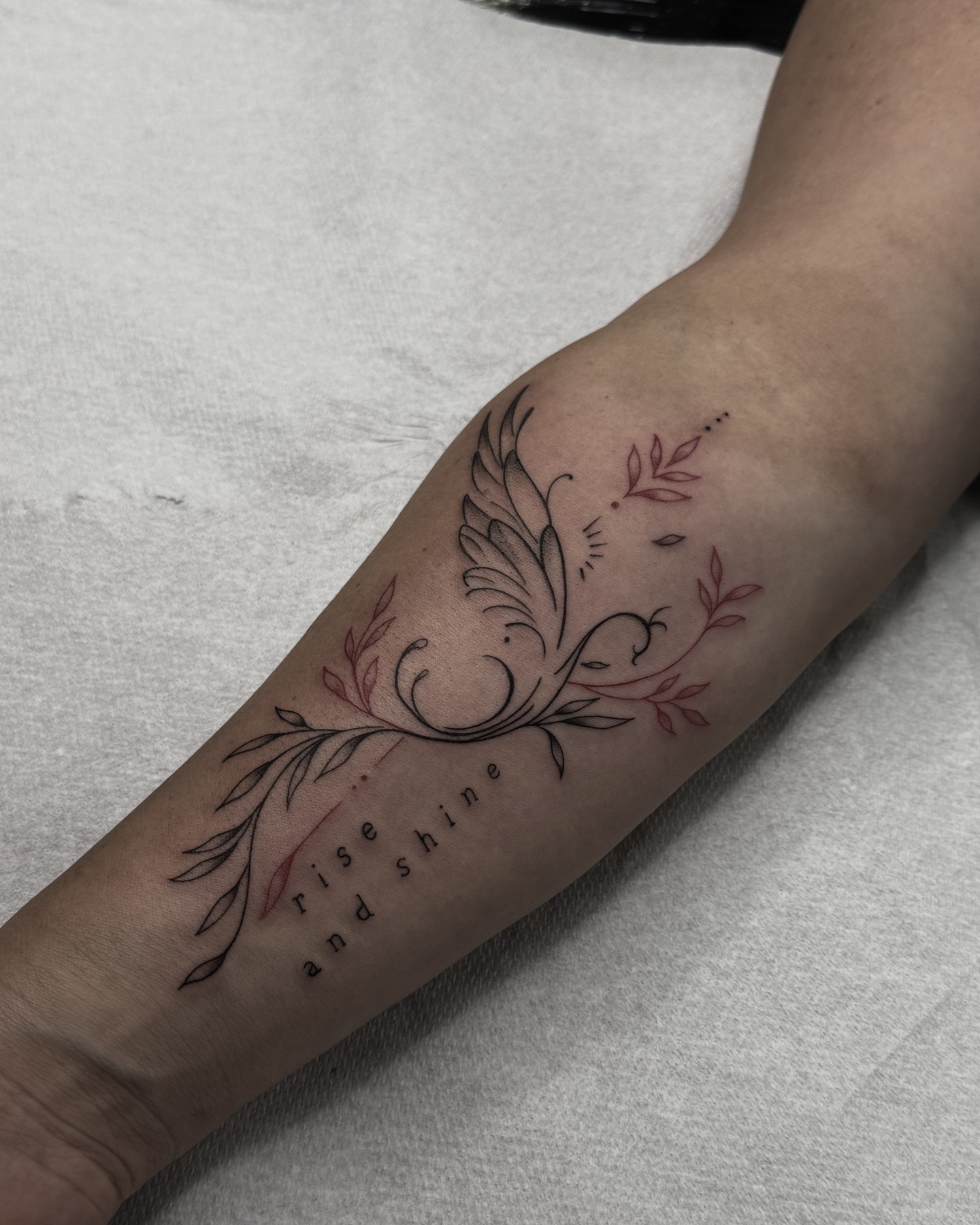 Tatuaj fine line realizat de Andreea la Ace Tattoo București