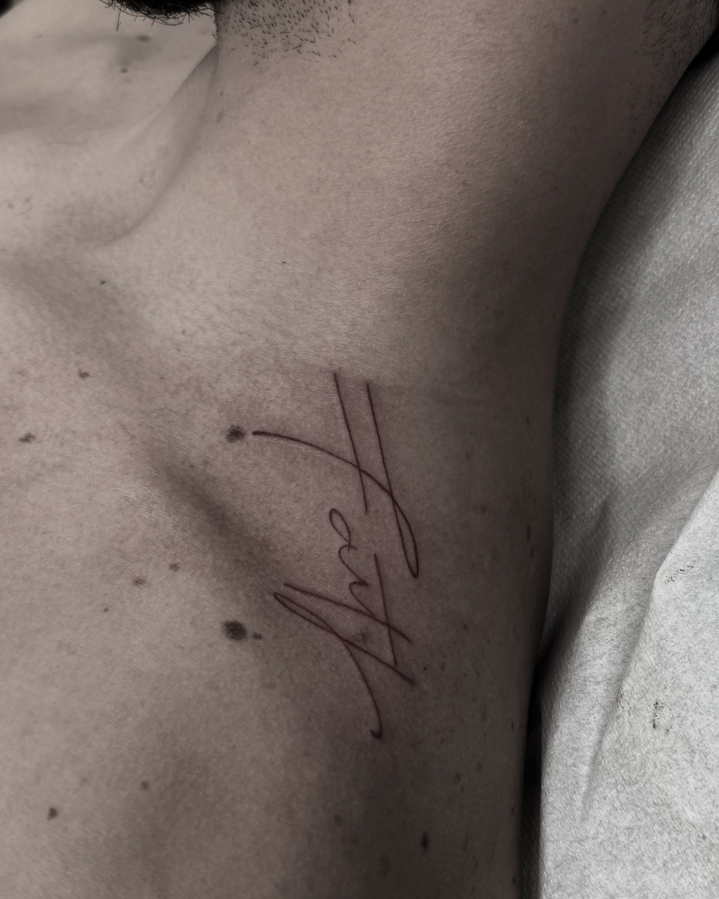 Tatuaj fine line realizat de Andreea la Ace Tattoo București