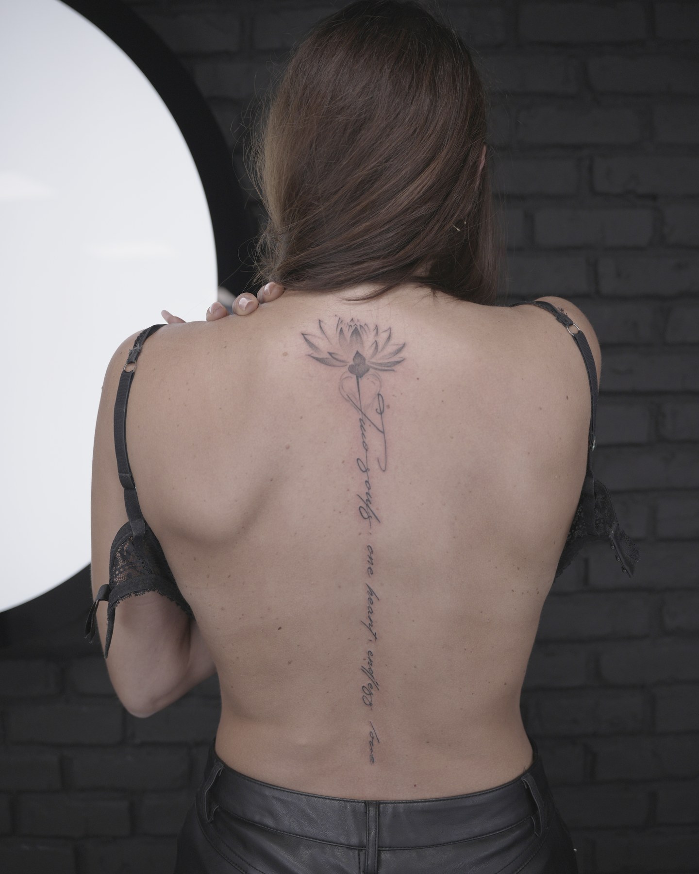Tatuaj fine line realizat de Rox la Ace Tattoo București