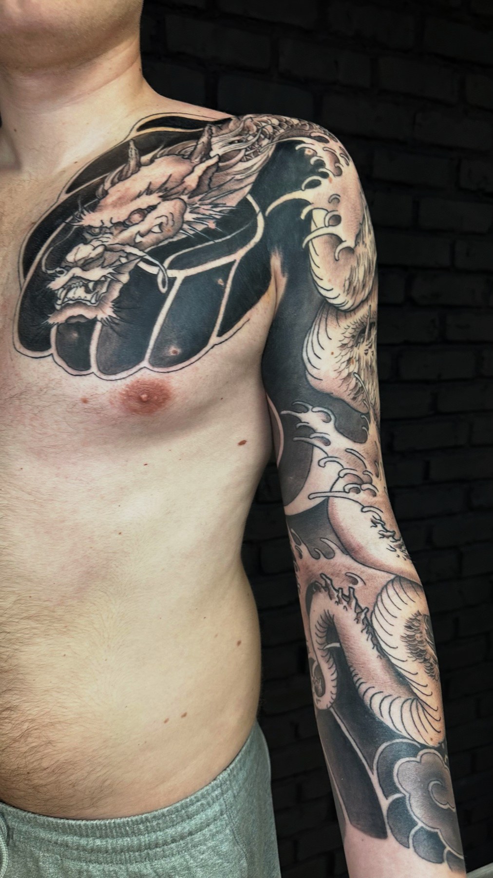 Tatuaj japonez cu dragon pe piept și braț, Vlad Boiț, Ace Tattoo București