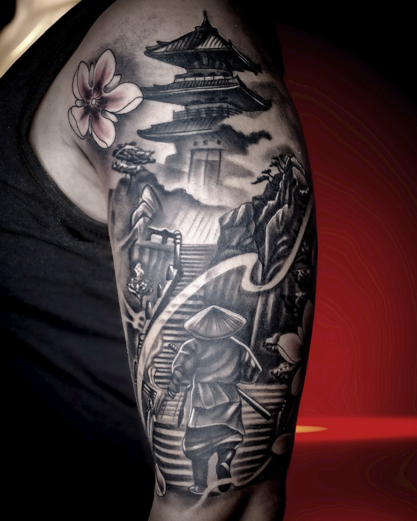 Pagodă, samurai pe scări și flori de cireș, tatuaj japonez de Vlad Shulea la Ace Tattoo București