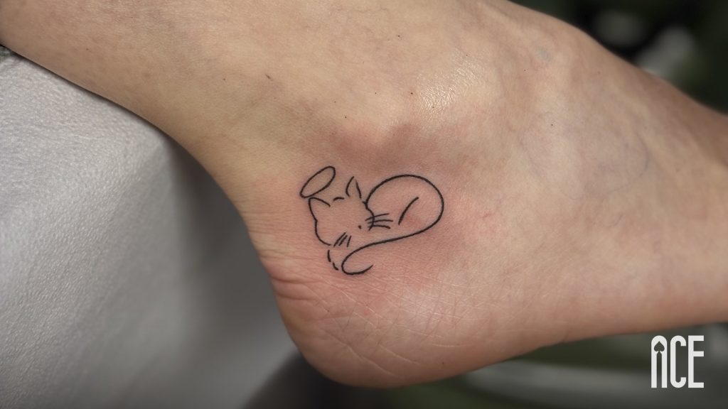 Tatuaj pe laba piciorului: cât ține, cât doare, cum se vindecă