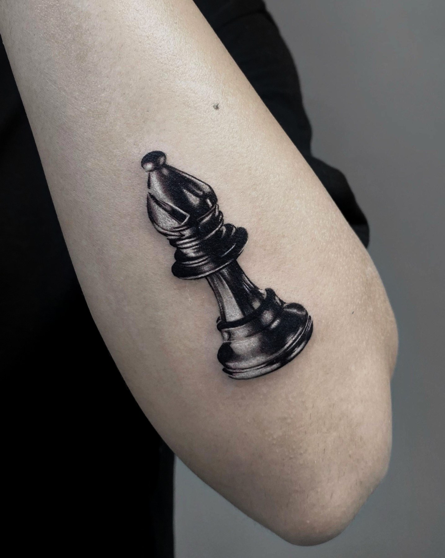 Tatuaj microrealism piesă de șah pe antebraț, black and grey, Rox, Ace Tattoo București