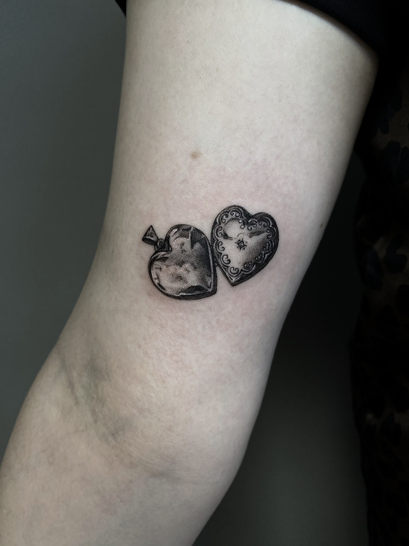 Tatuaj tatuaje microrealism realizat de Rox la Ace Tattoo Bucuresti