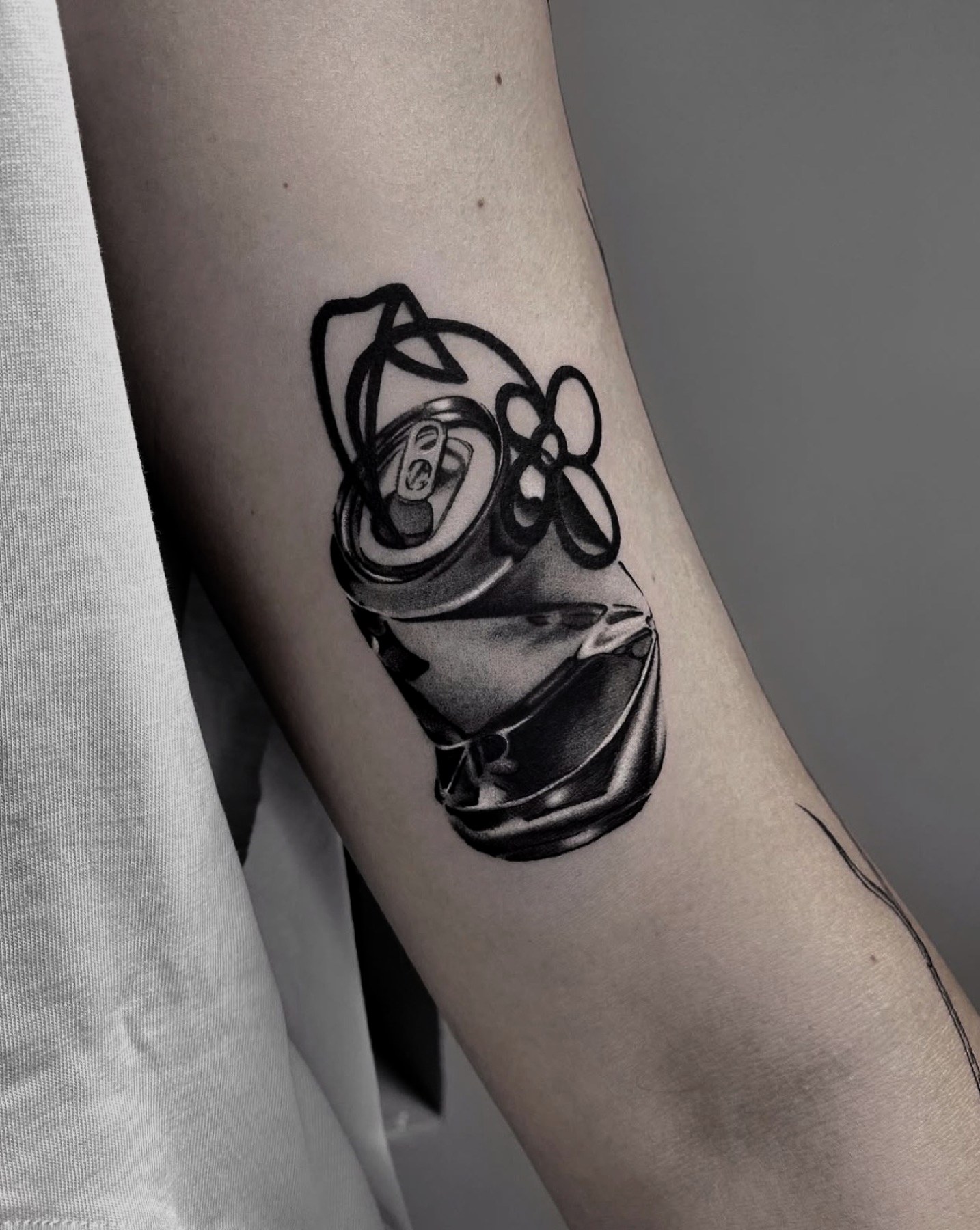 Tatuaj tatuaje microrealism realizat de Rox la Ace Tattoo Bucuresti