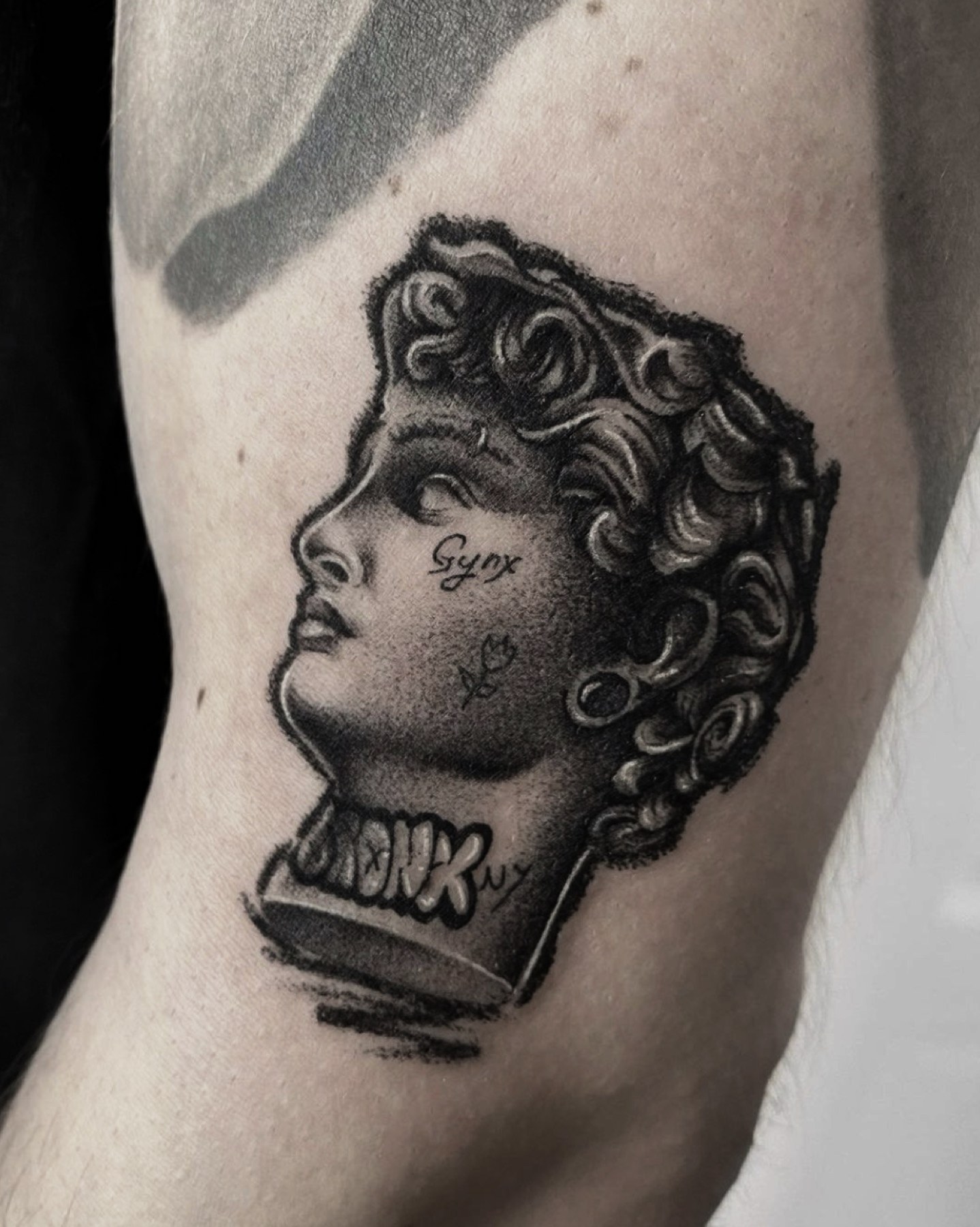Tatuaj microrealism bust de statuie clasică pe braț, black and grey, Rox, Ace Tattoo București