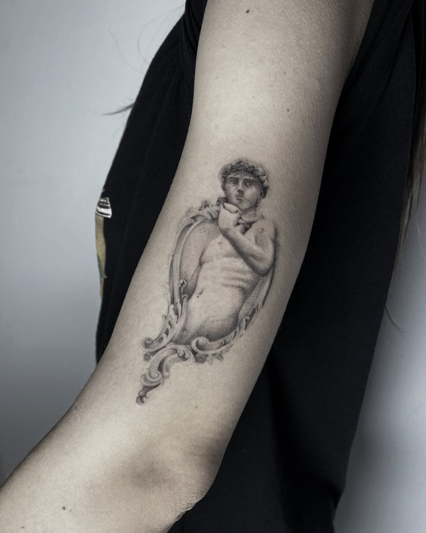 Tatuaj microrealism realizat de Vlad Shulea la Ace Tattoo București