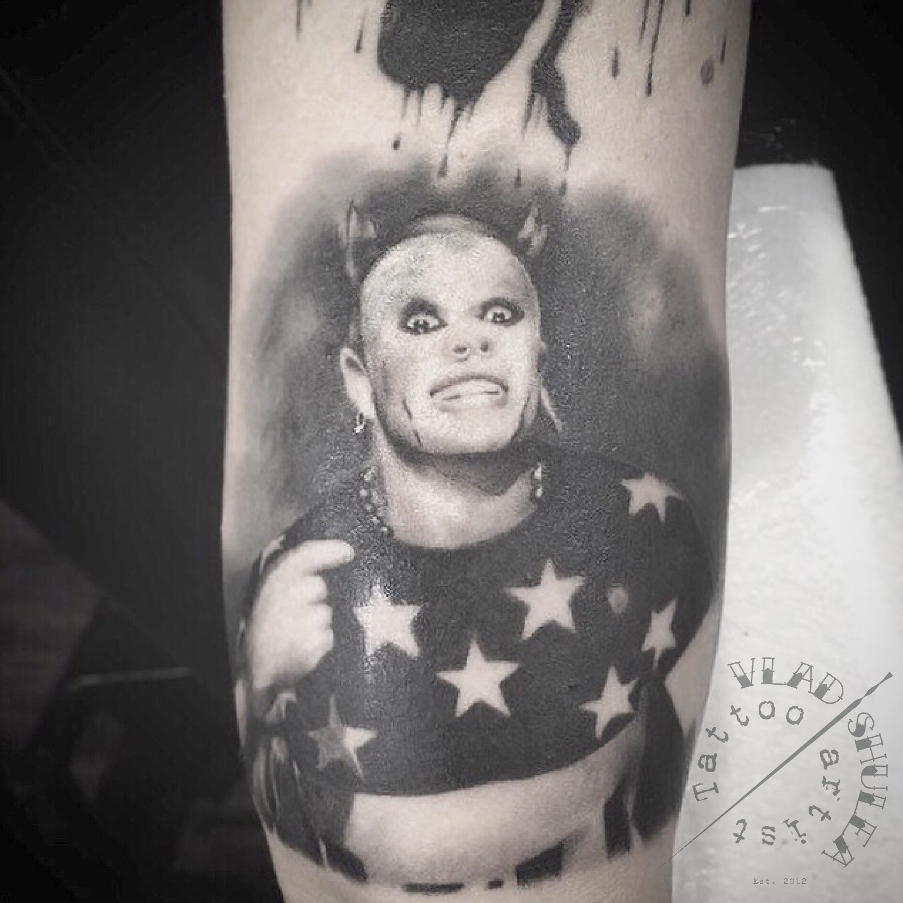 Portret realist Keith Flint (The Prodigy) pe braț, black and grey, Vlad Shulea, Ace Tattoo București