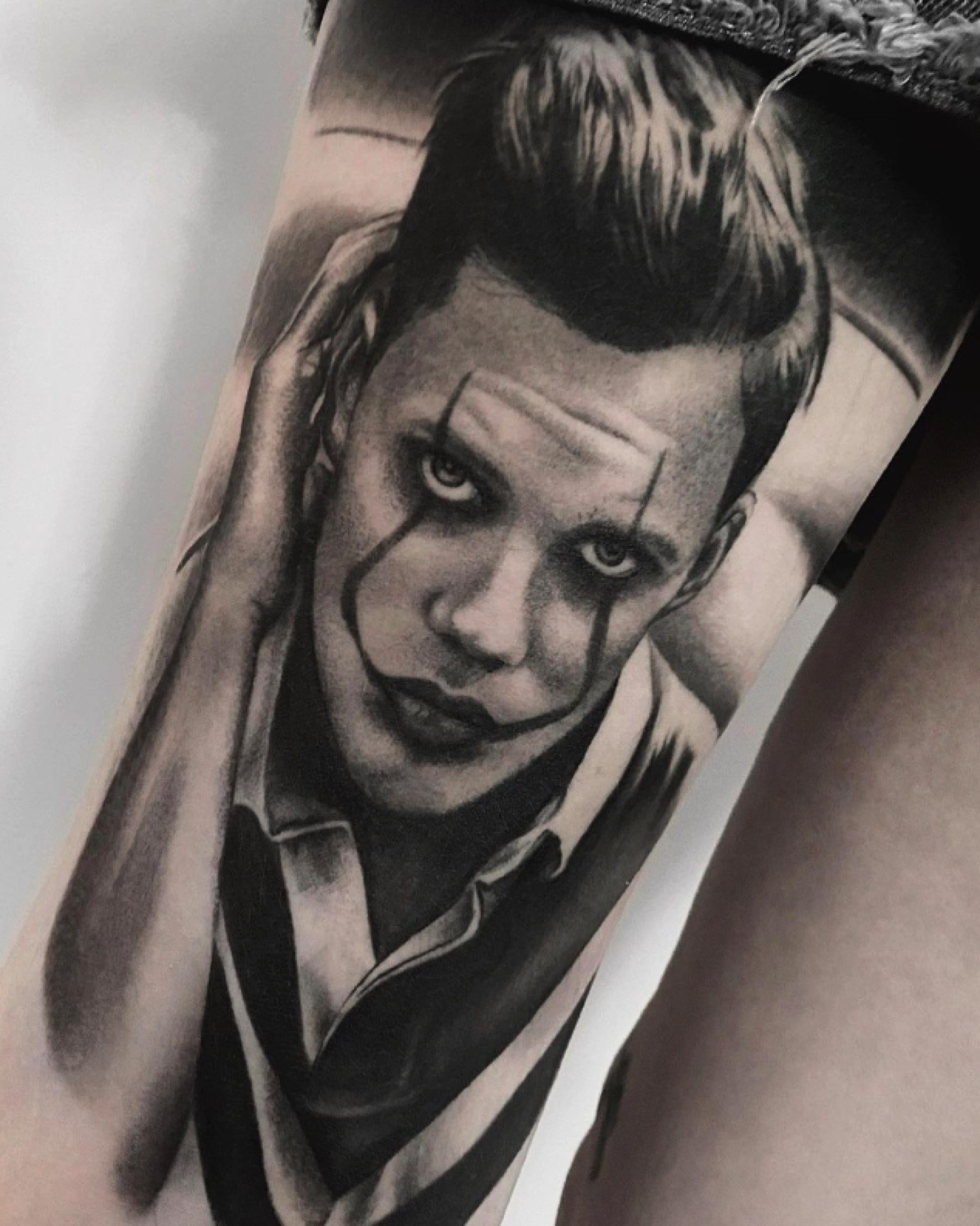 Portret realist de personaj de film în black and grey pe antebraț, Rox, Ace Tattoo București