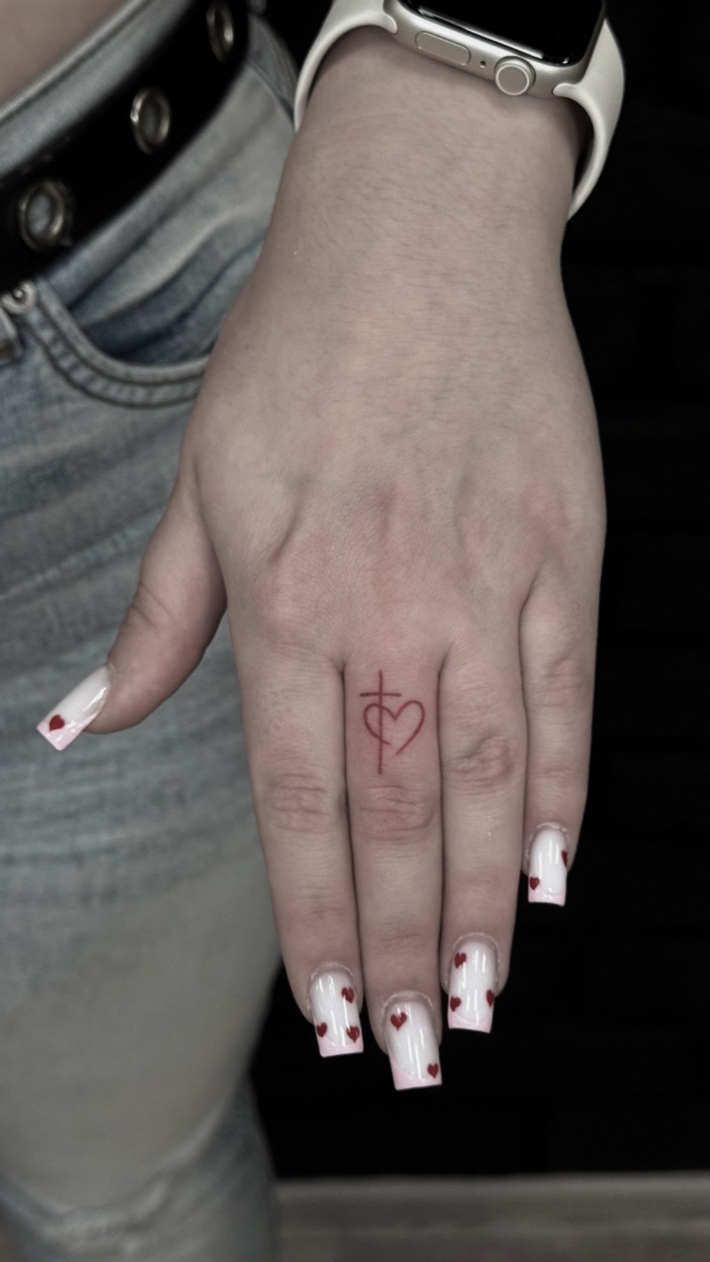 Tatuaj fine line cu cruce și inimă pe deget, Vlad Shulea, Ace Tattoo București