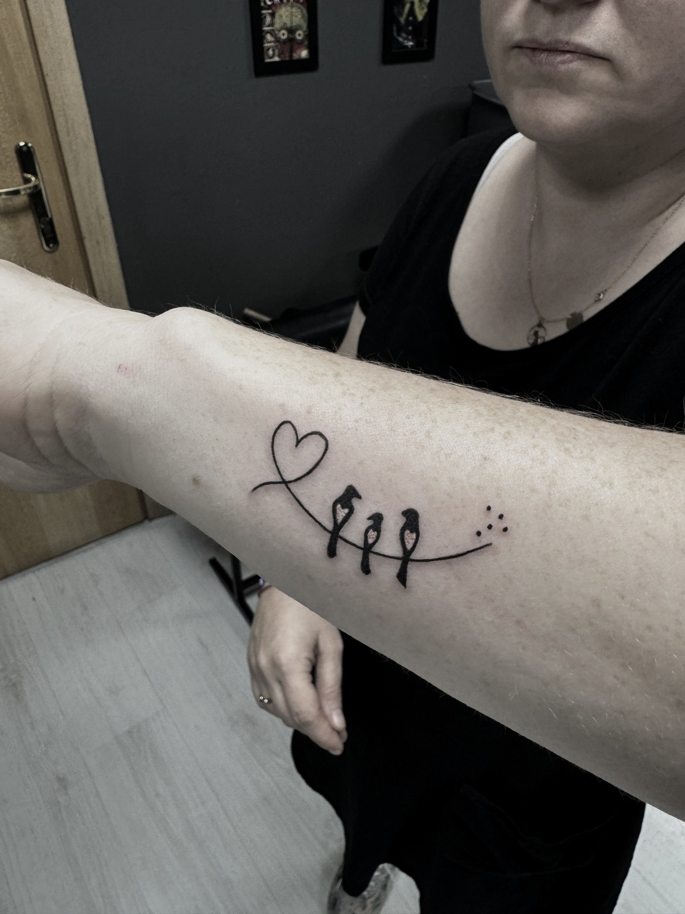Tatuaj fine line cu păsărele pe fir și inimă, Vlad Shulea, Ace Tattoo București