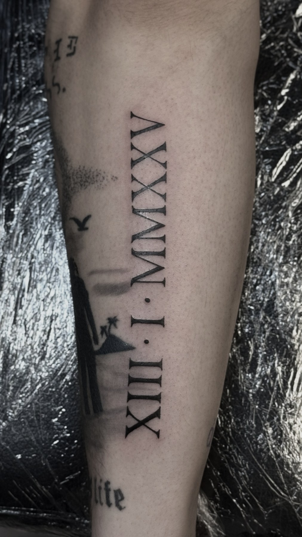 Cifre romane «XIII·I·MMXXV», tatuaj lettering de Vlad Shulea la Ace Tattoo București