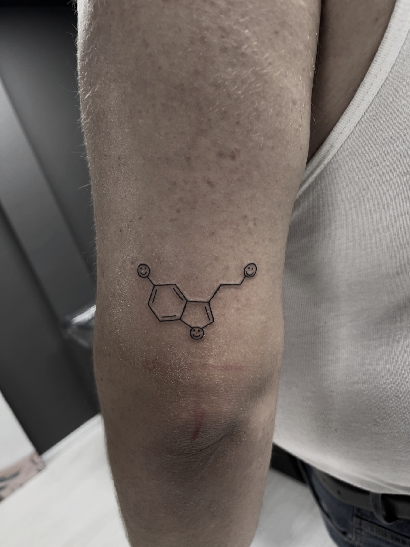 Tatuaj tatuaje mici realizat de Vlad Shulea la Ace Tattoo Bucuresti