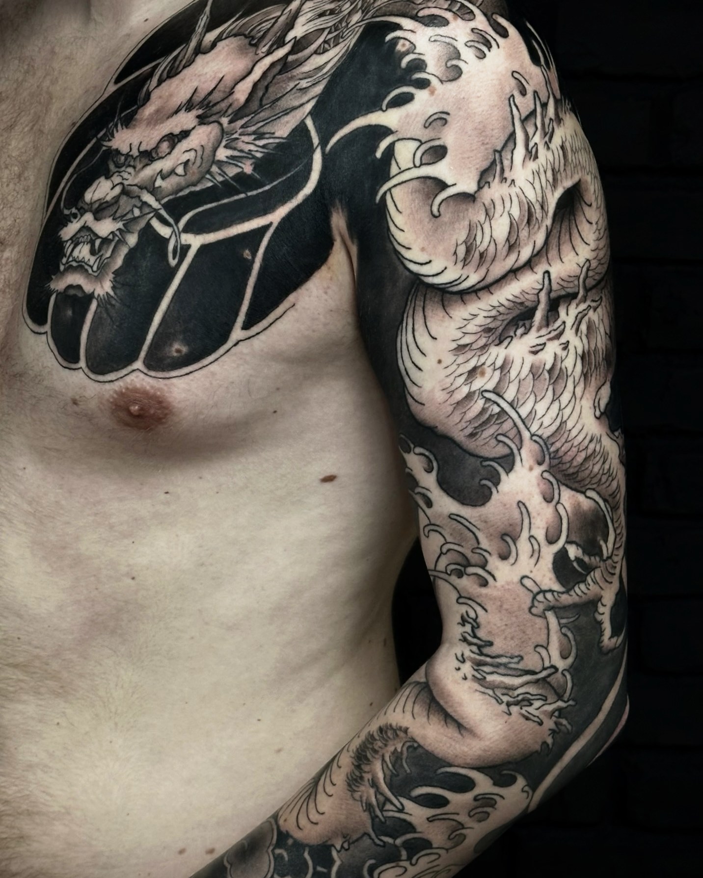 Dragon pe piept și mânecă japoneză, tatuaj japonez de Vlad Boiț la Ace Tattoo București