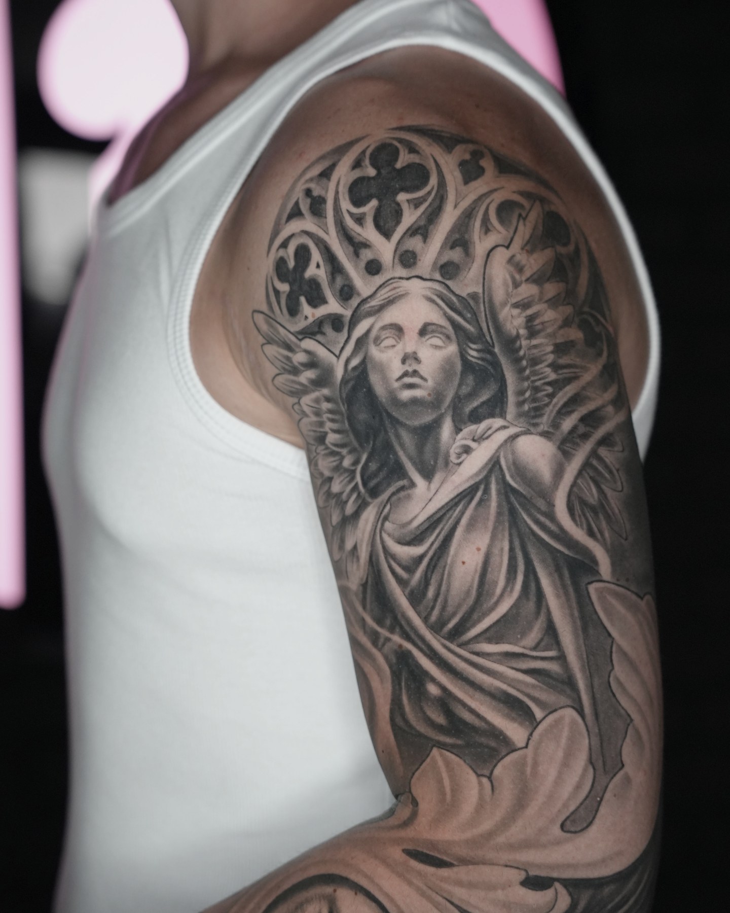 Tatuaj black and grey cu înger în vitraliu gotic pe braț, Vlad Shulea, Ace Tattoo București