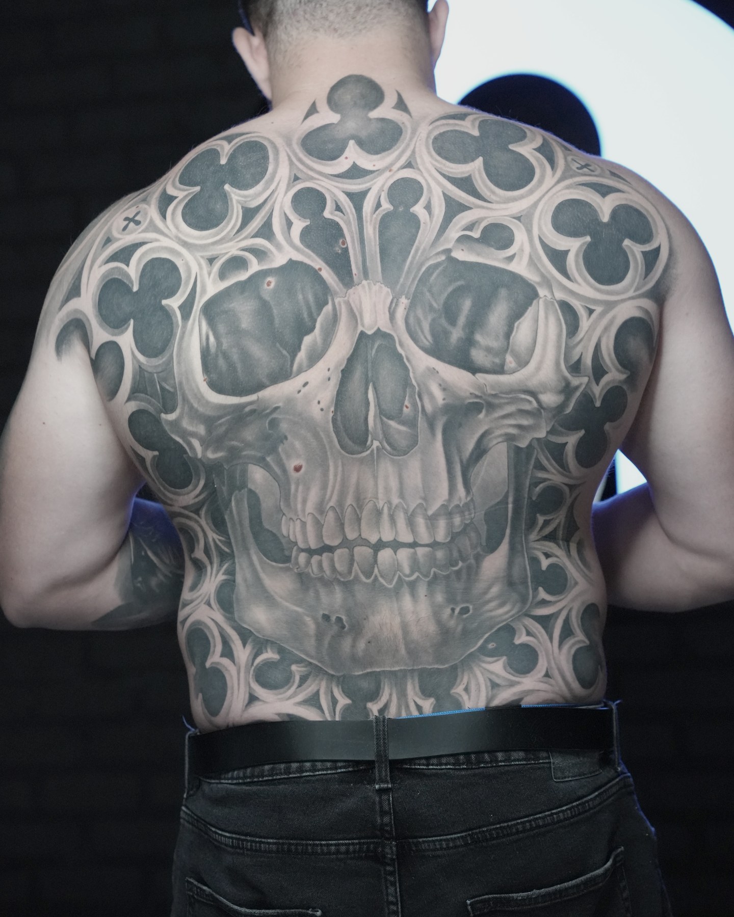 Craniu gotic cu vitralii, spate complet, tatuaj black and grey de Vlad Shulea la Ace Tattoo București
