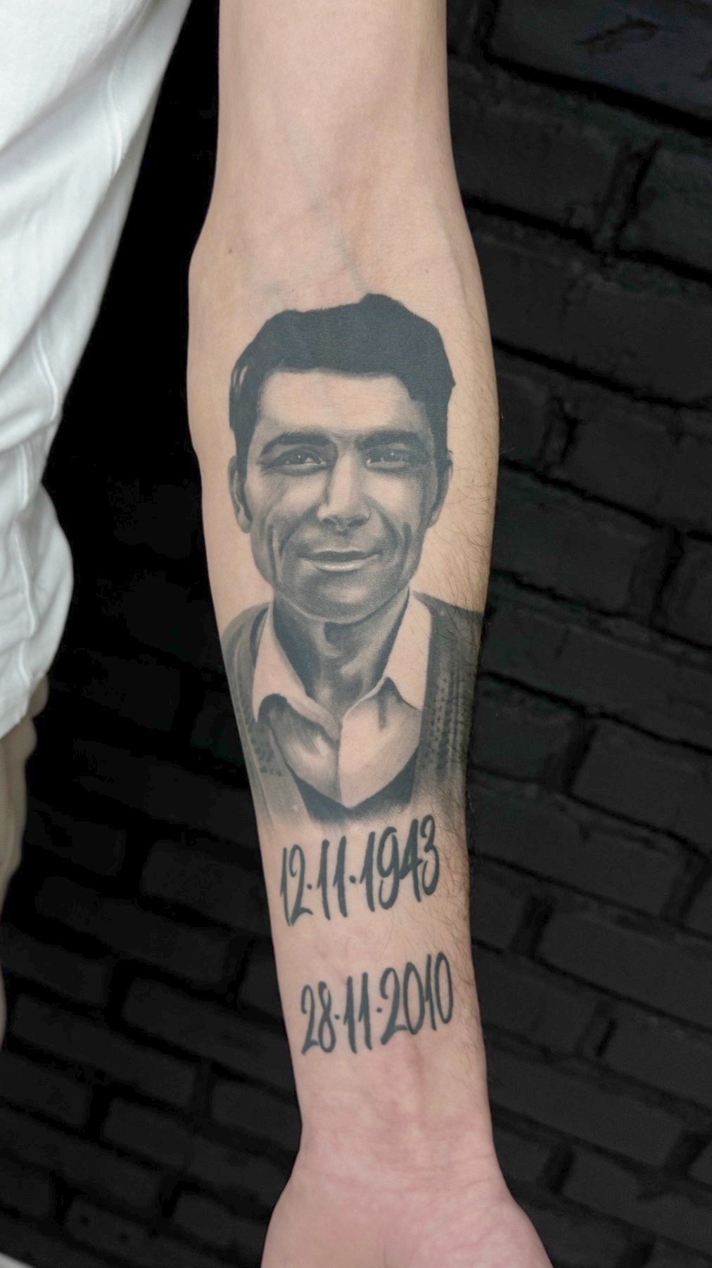 Portret realist de bărbat după poză, cu date, pe antebraț, black and grey, Vlad Shulea, Ace Tattoo București