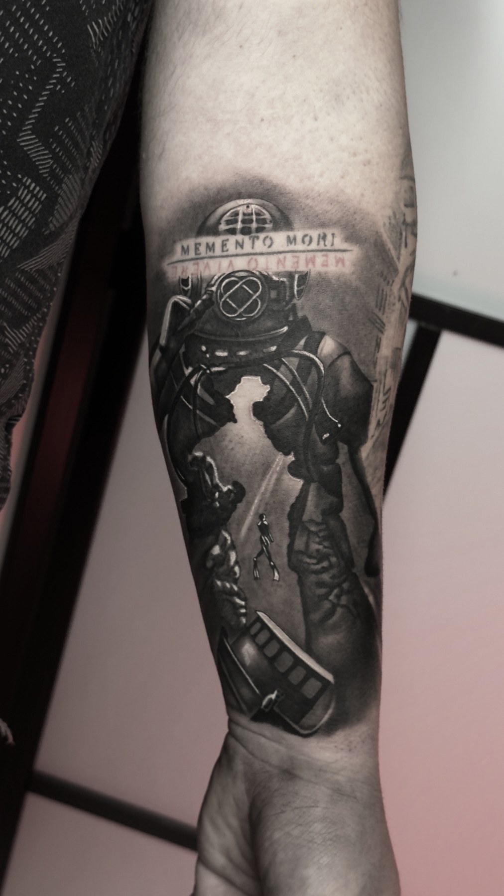 Tatuaj black and grey pe antebraț, vindecat, Vlad Shulea, Ace Tattoo București
