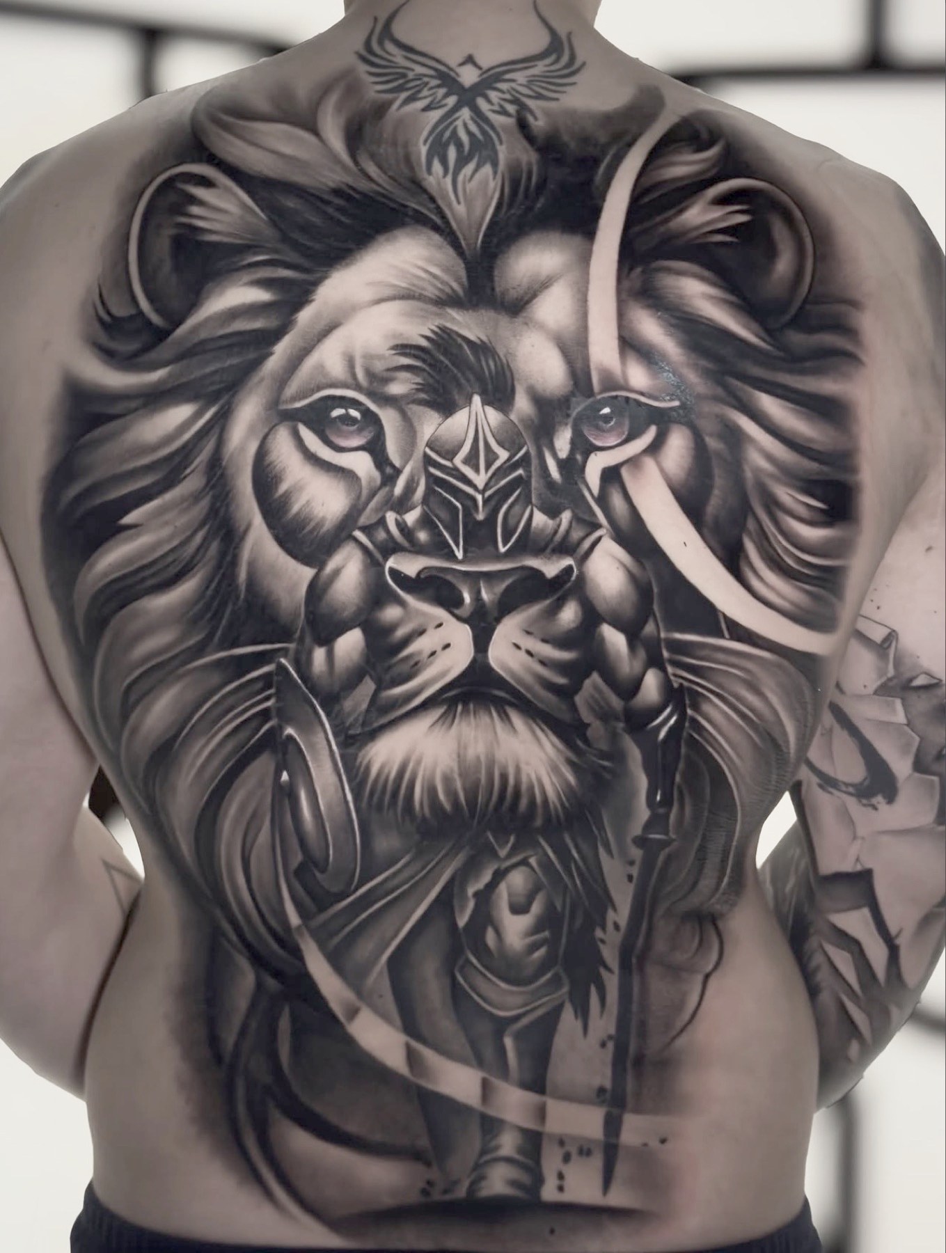 Leu cu armură pe spate întreg, tatuaj black and grey de Vlad Shulea la Ace Tattoo București