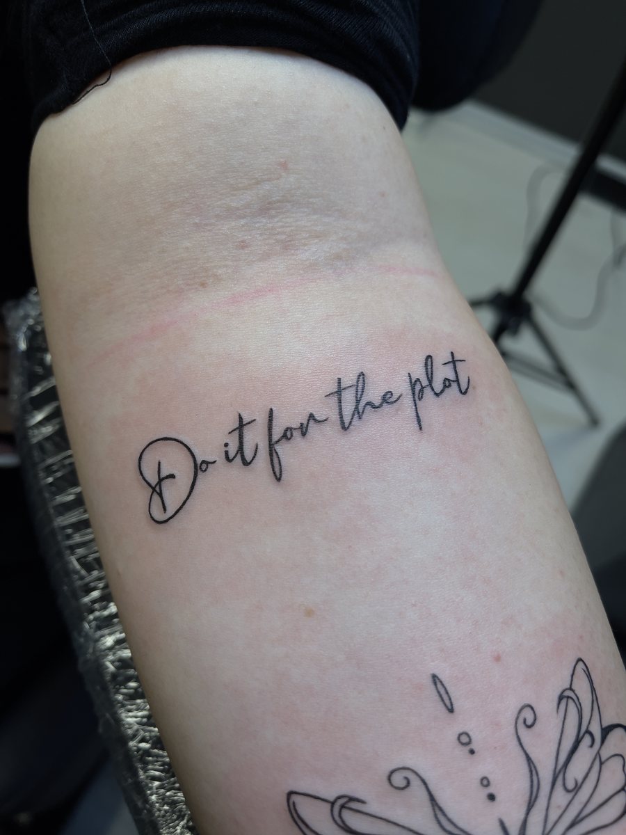 Tatuaj proaspăt cu scris fine line „Do it for the plot” pe interiorul brațului, cu pielea încă roșie, la Ace Tattoo București